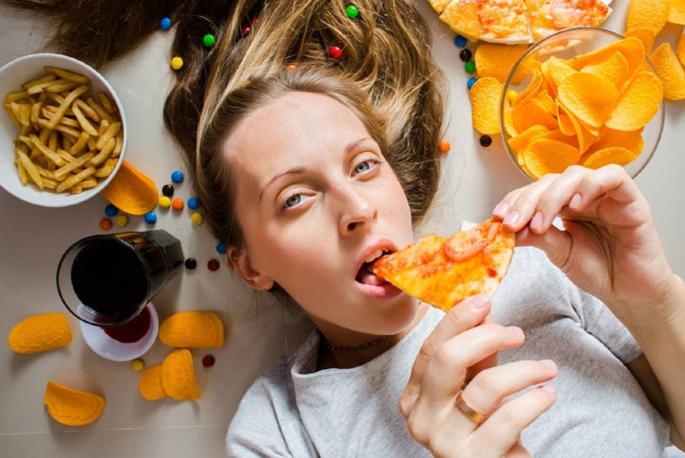девушка ест пиццу